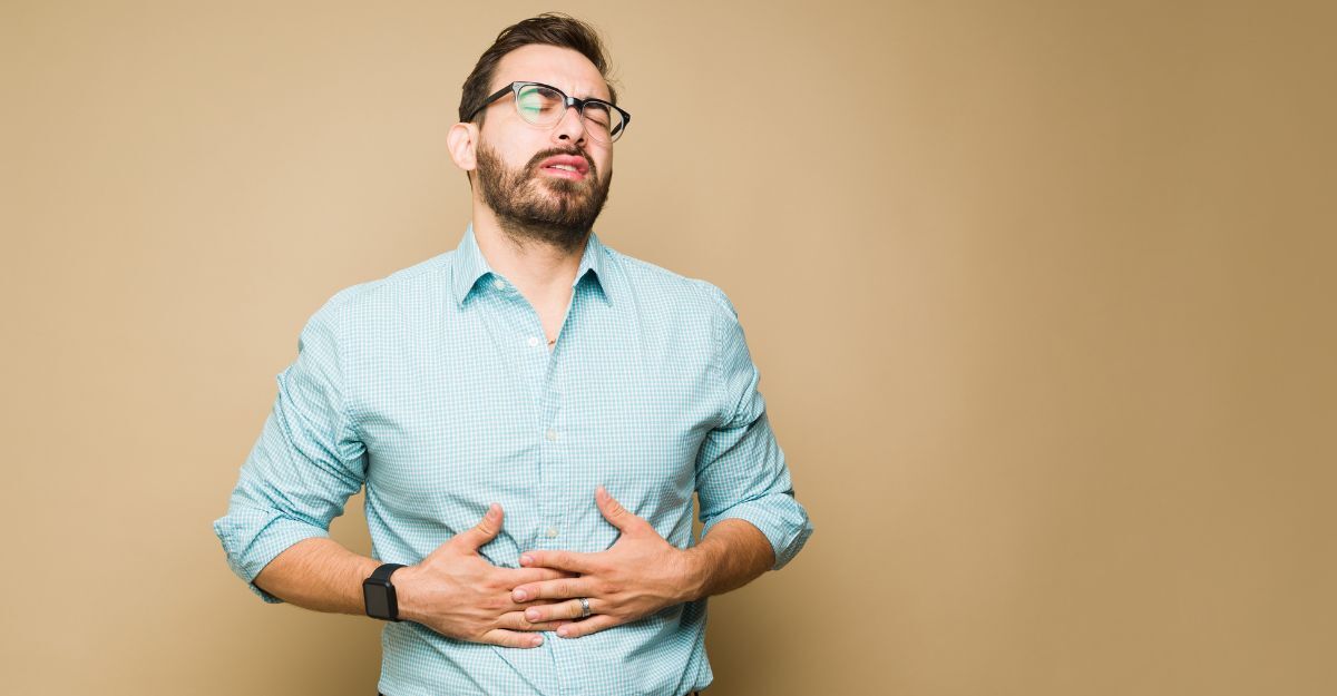 Un uomo si tiene la pancia