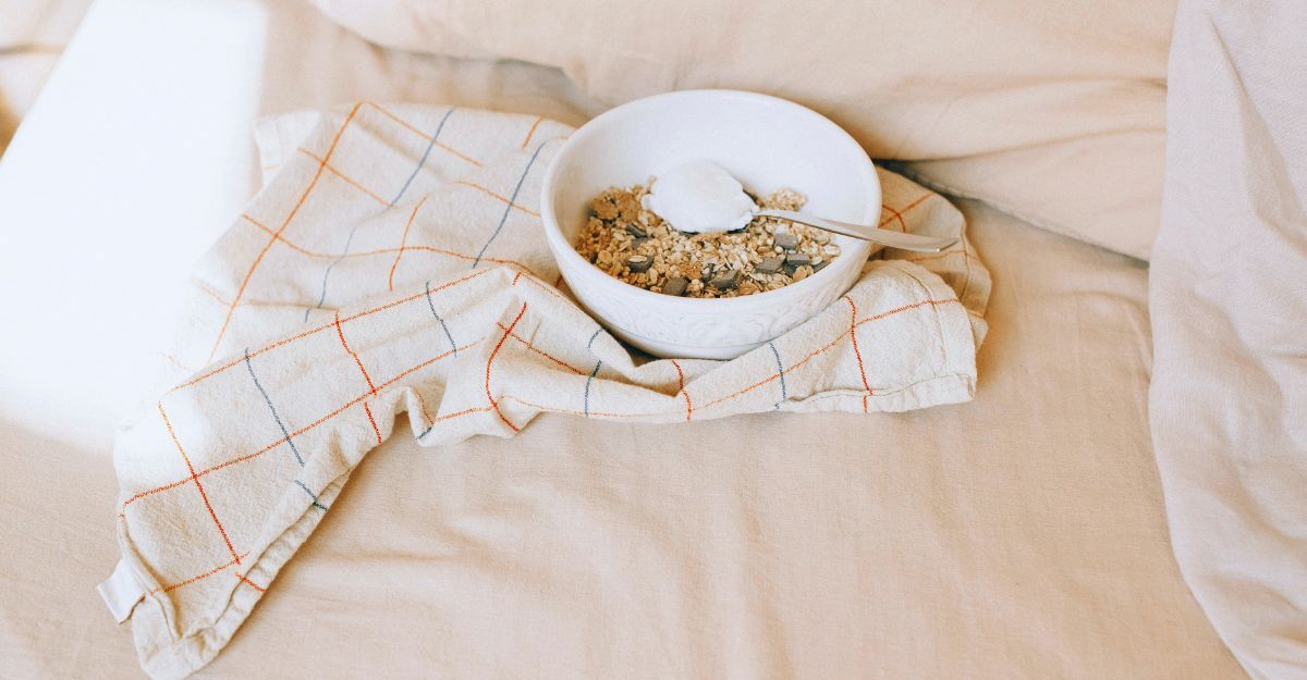 Ciotola con cereali e yogurt su un canovaccio poggiato su un letto al sole