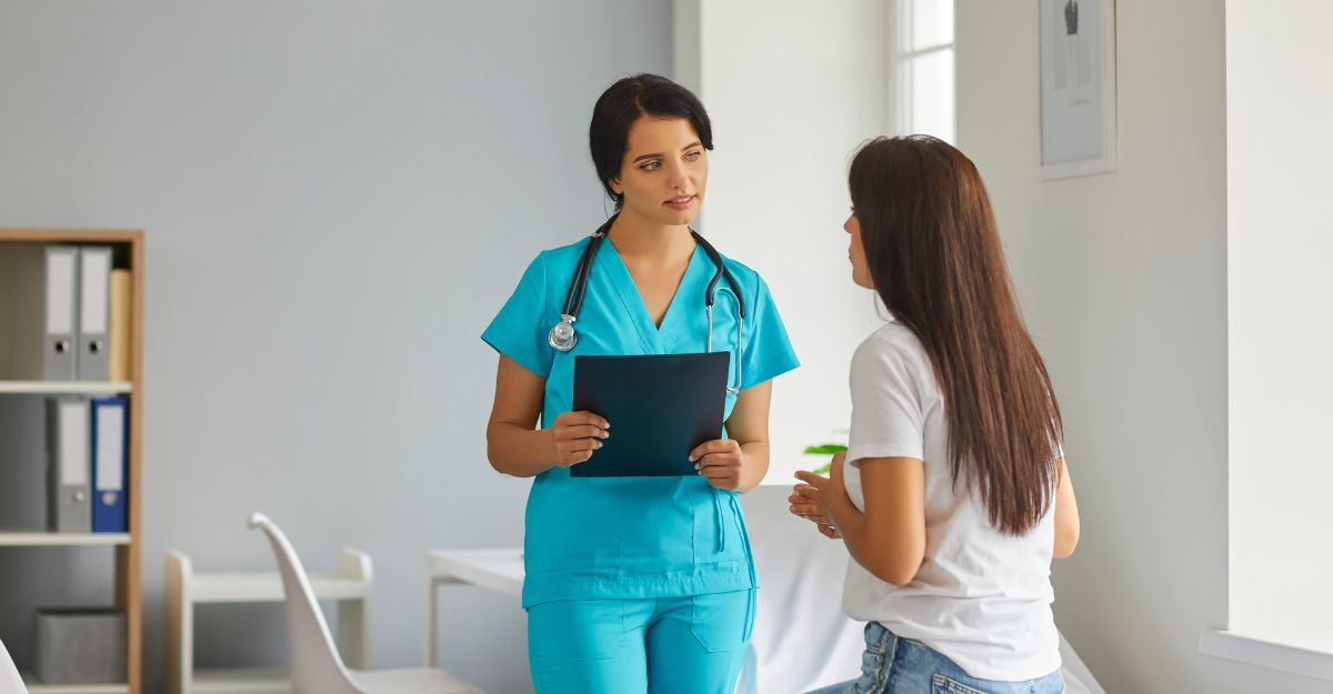 Una dottoressa visita una paziente.