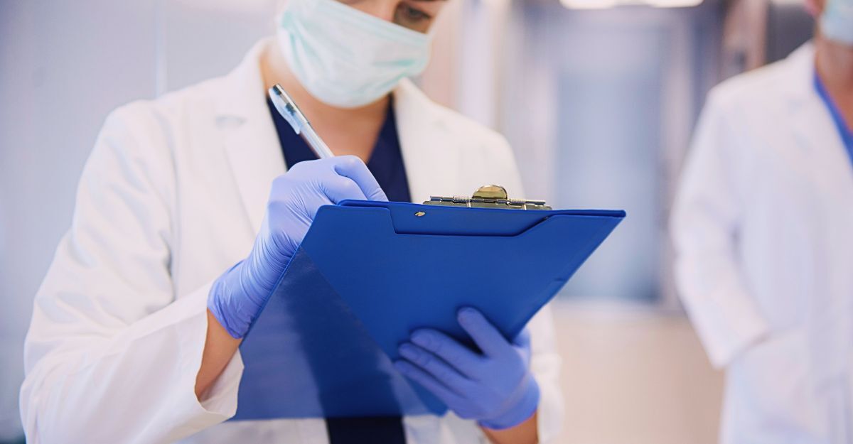 Una ricercatrice tiene in mano un blocco note