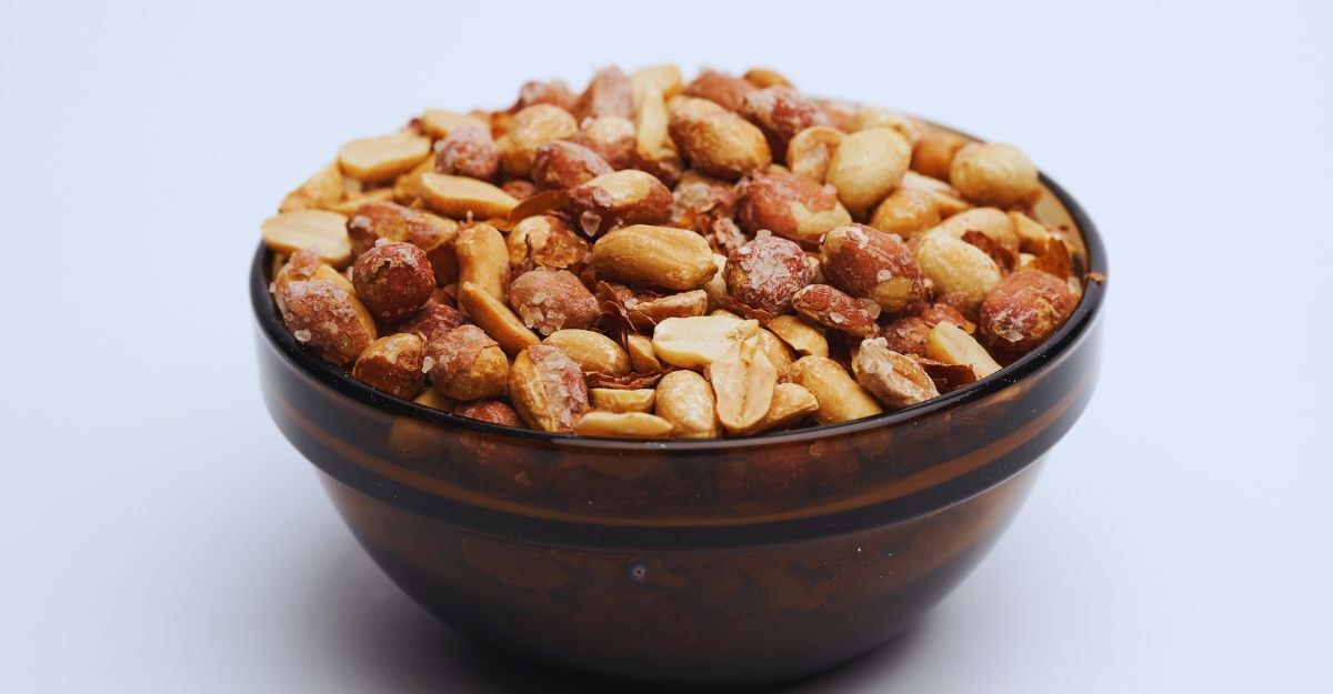 Un barattolo contenente arachidi tostati e salati.