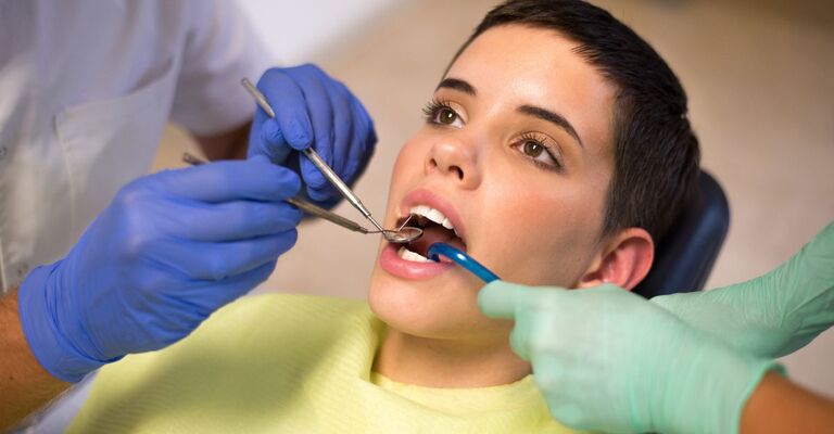 ragazza dal dentista