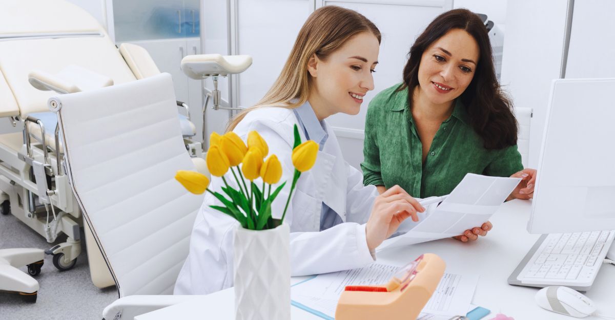 Una paziente parla con la sua ginecologa mentre guardano ai risultati di alcune analisi