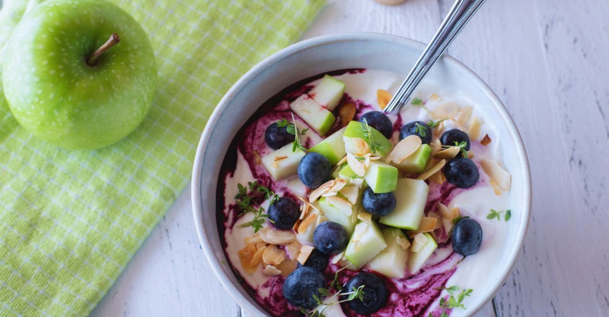 Skyr in una ciotola con della frutta.