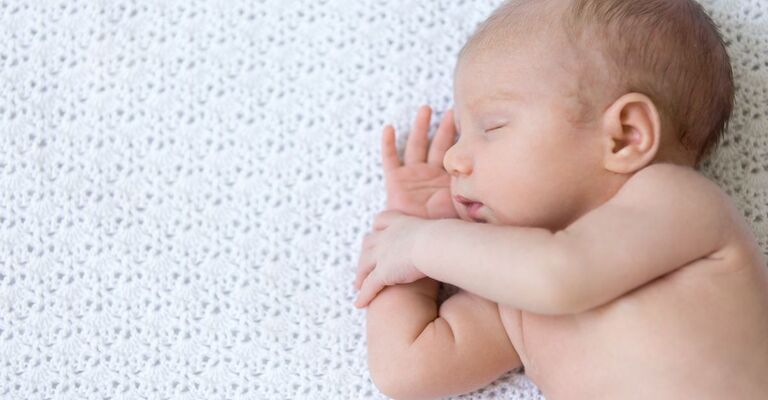 Un bambino neonato sdraiato