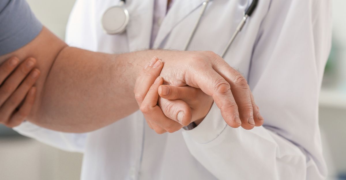 Un medico tiene la mano di un paziente anziano