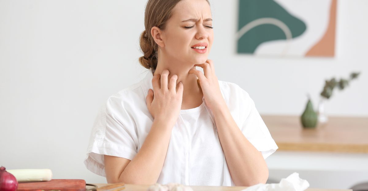 Una donna si tiene la gola.