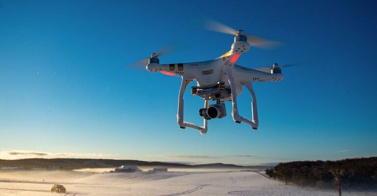 Un drone che si alza in volo.