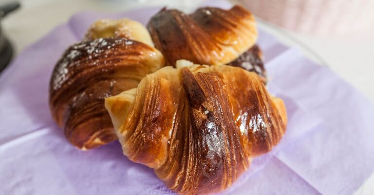 tre brioches su un vassoio