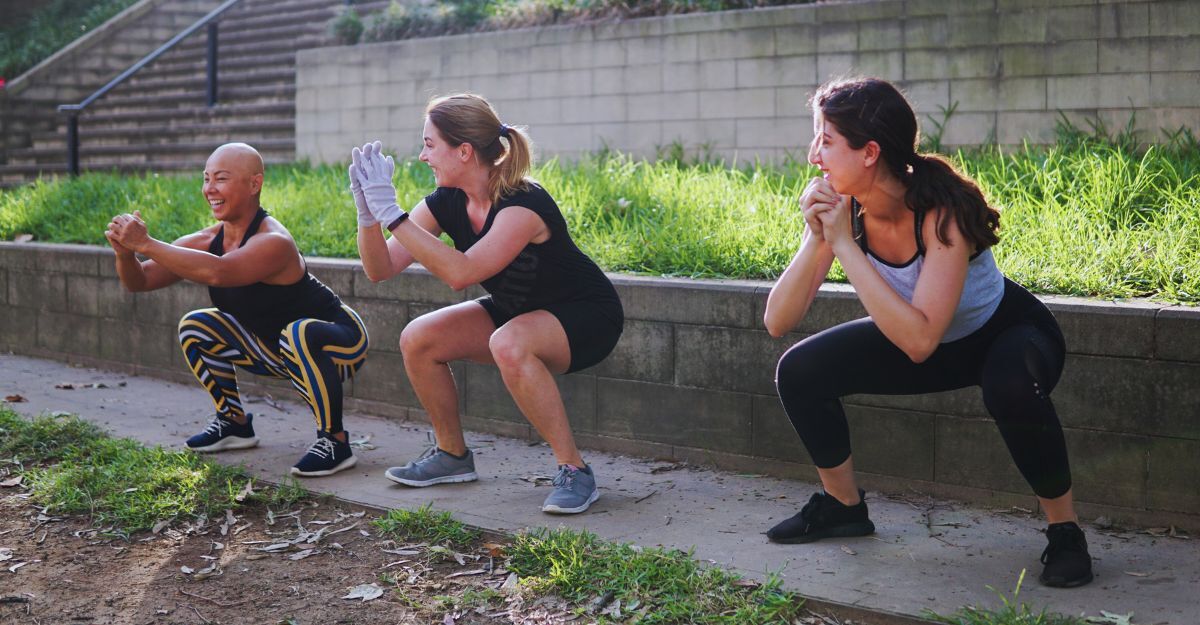Tre donne si allenano.