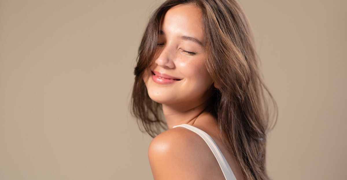 Una donna con pelle luminosa che sorride.