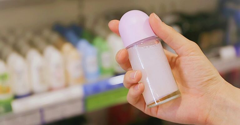 Deodorante in mano a una donna