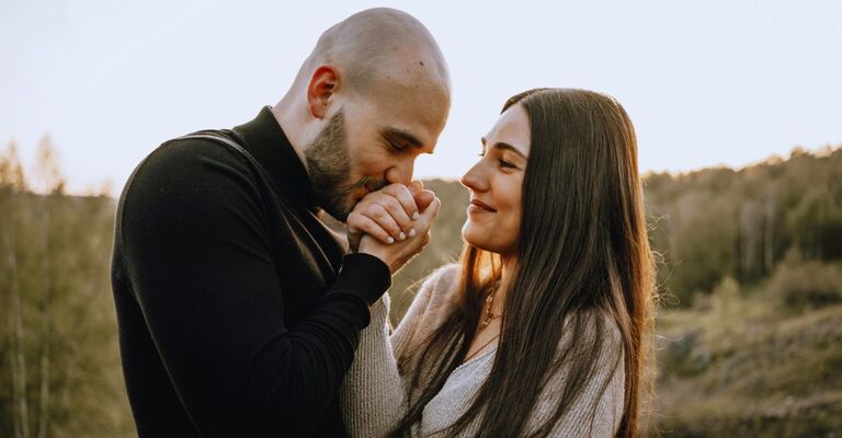 Una coppia in cui lui bacia la mano di lei