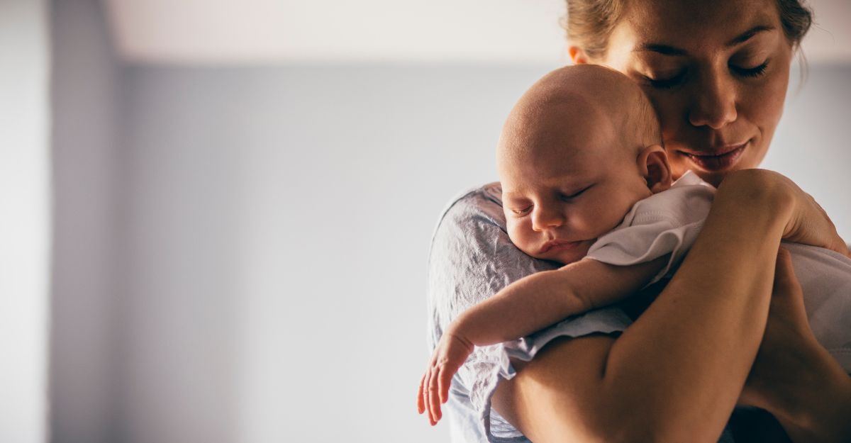 Una donna con in braccio un neonato