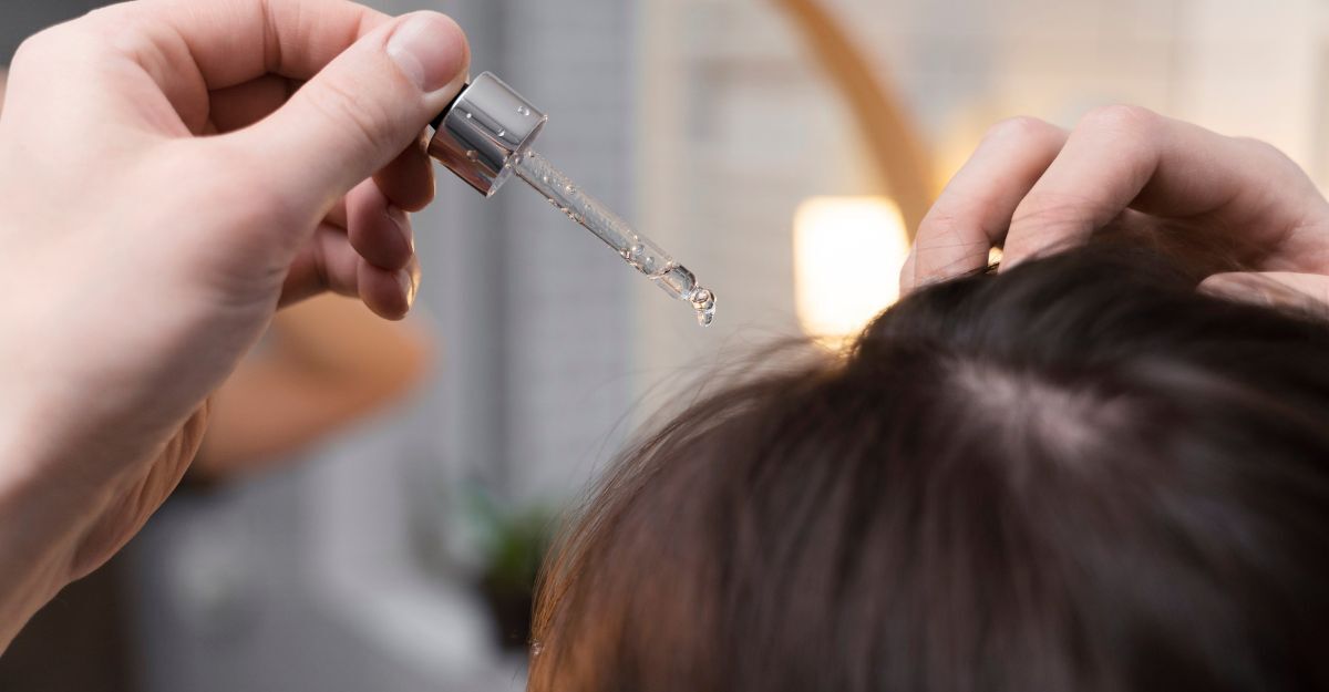 donna si applica olio sulla cute