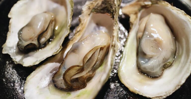 Tre ostriche crude.