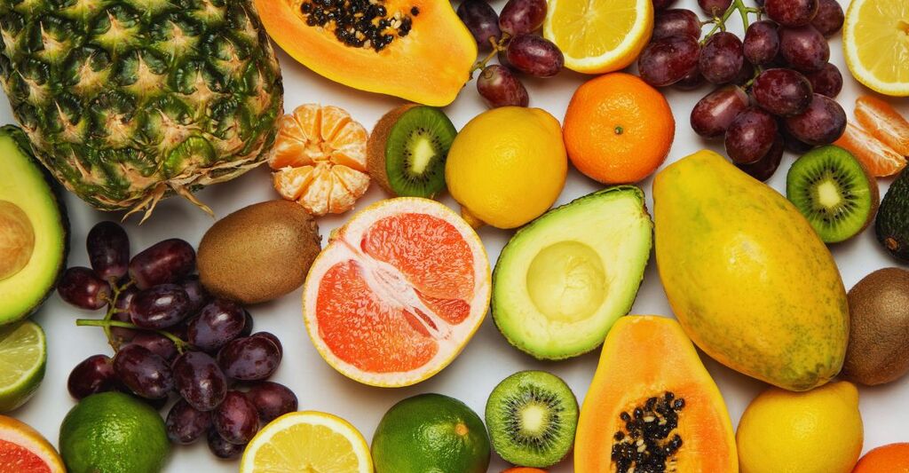 Diversi tipi di frutta fresca.