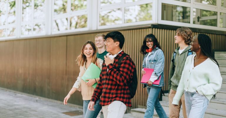 Studenti che escono dalla scuola in gruppo