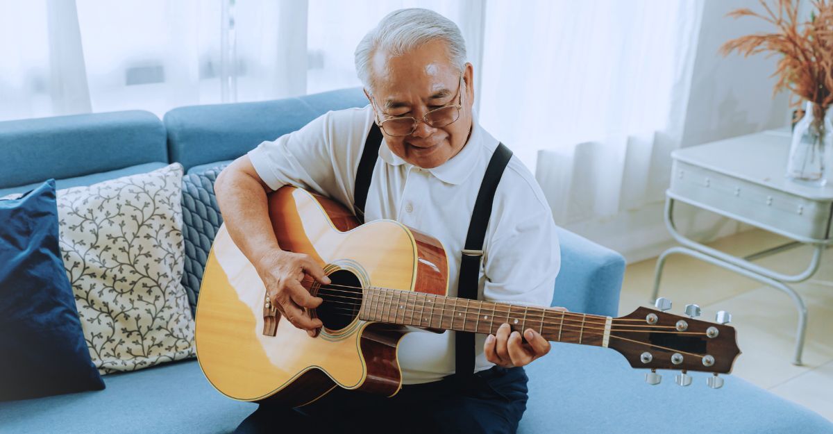 Un uomo anziano che suona la chitarra classica.