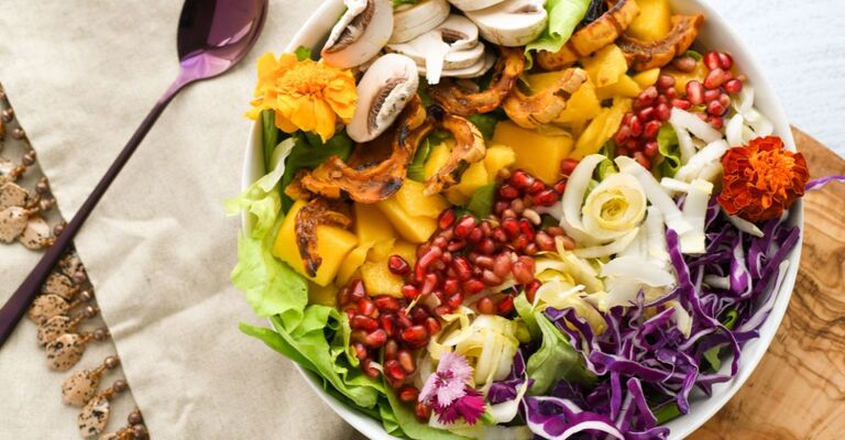 Una ciotola con alimenti ricchi di fibre.