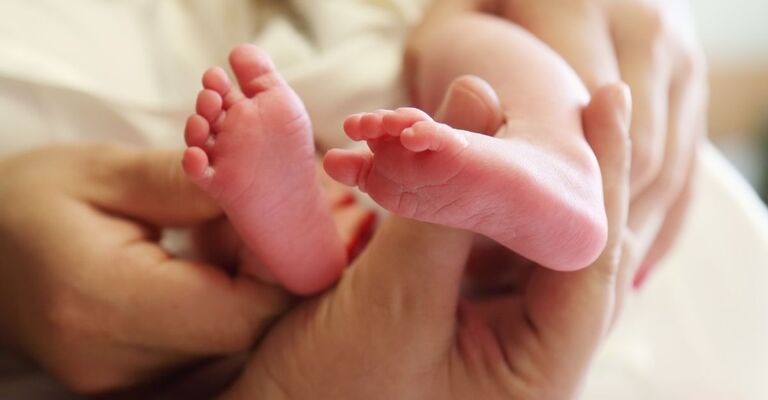 I piedi di un bambino appena nato