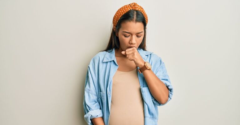 donna incinta tossisce