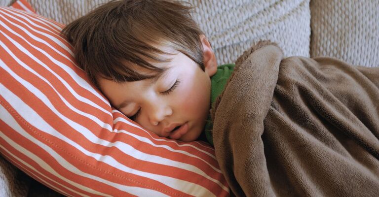 Un bambino che dorme di giorno.