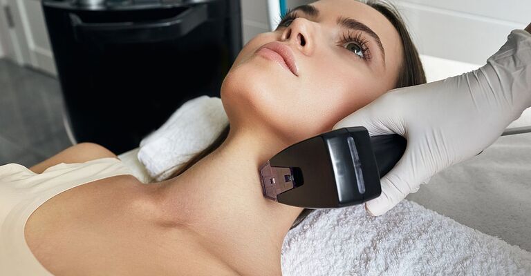 ragazza si sottopone a trattamenti per il collo