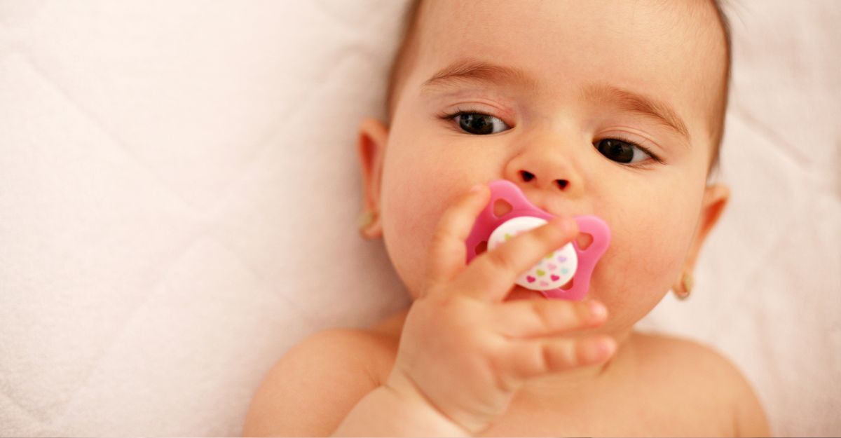 Un neonato con il ciuccio.