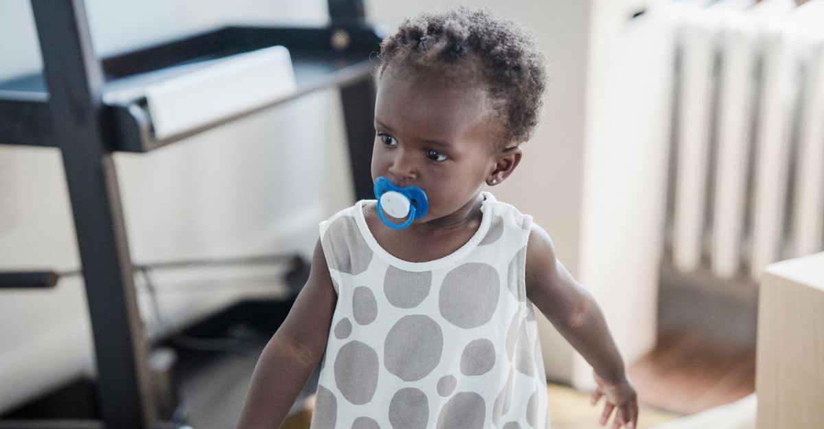 Una bambina con il ciuccio.
