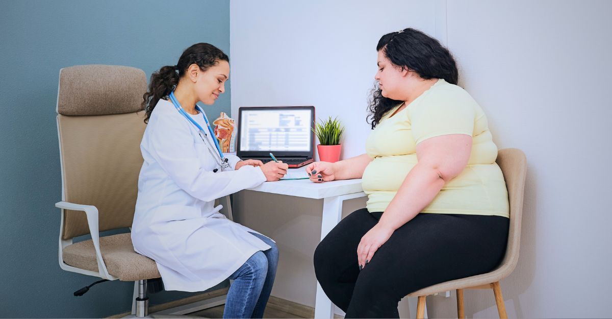 Una donna obesa comunica con una dottoressa.