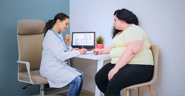 Una donna obesa comunica con una dottoressa.