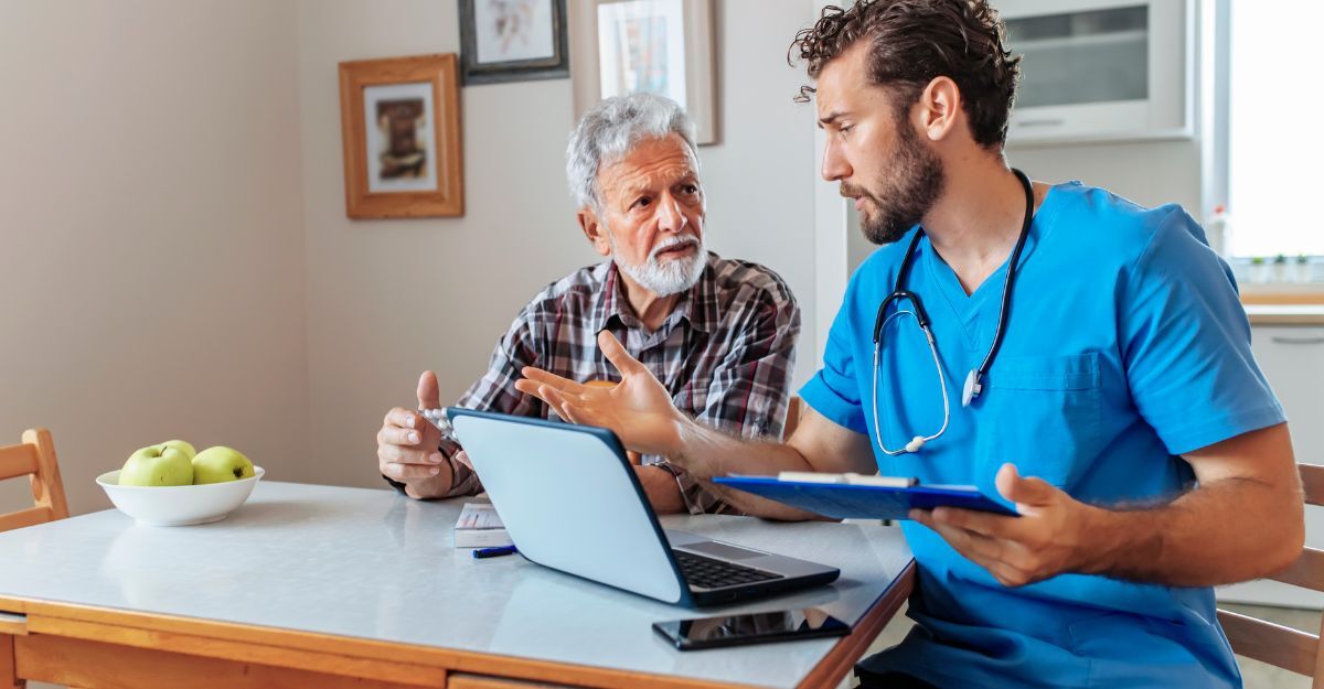 dottore e paziente seduti al tavolo discutono