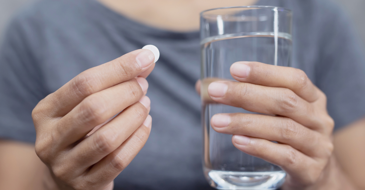pastiglia e bicchiere d'acqua