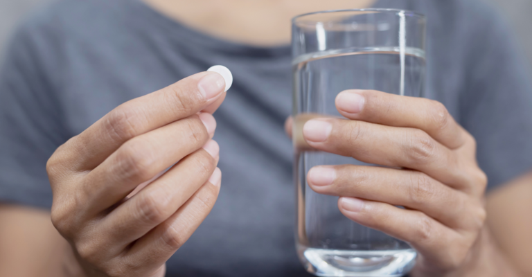 pastiglia e bicchiere d'acqua