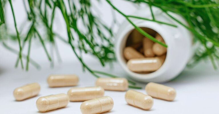 Serenoa Repens Un flacone di integratori di Serenoa repens.