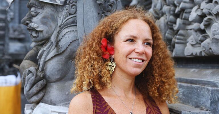 Un primo piano della content creator e psicologa Francesca Di Pietro in viaggio