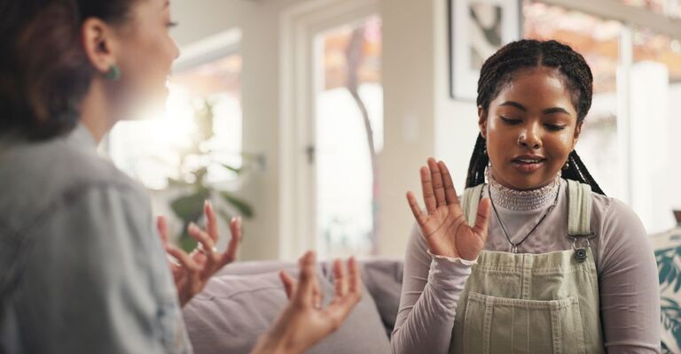 Due ragazze parlano e una delle due si mostra in forte disaccordo