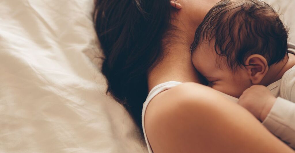 Una madre abbraccia un neonato