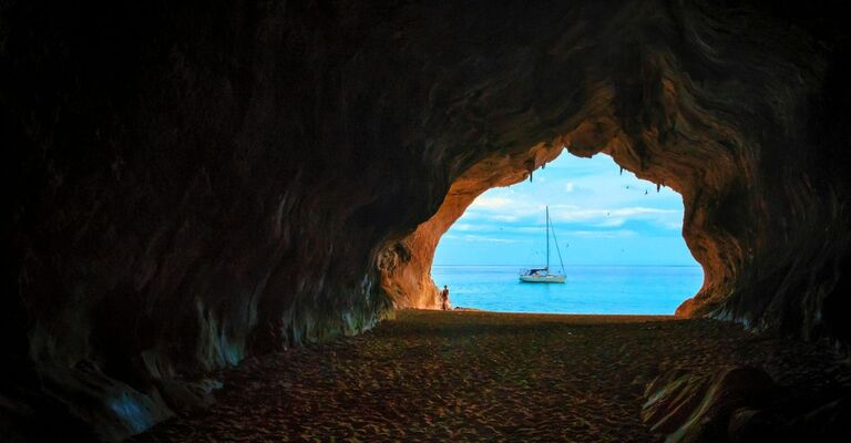 Primo piano di uno scorcio sul mare visto dall'interno di una grotta