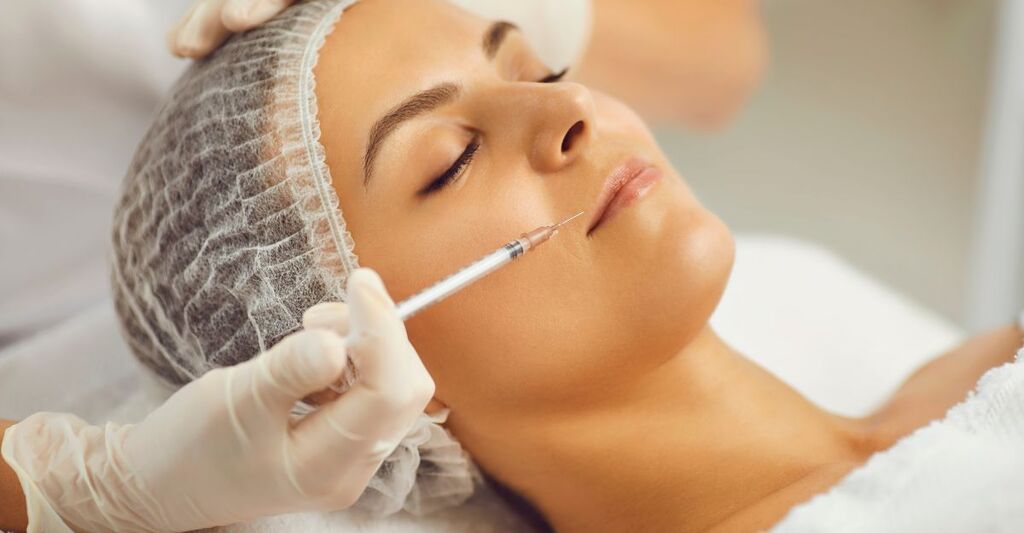 Una donna si fa fare una iniezione di acido polilattico al viso