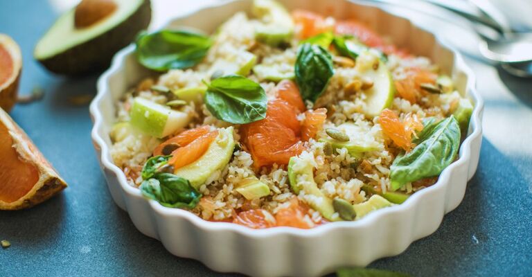 Insalata di riso con avocado, basilico e frutta