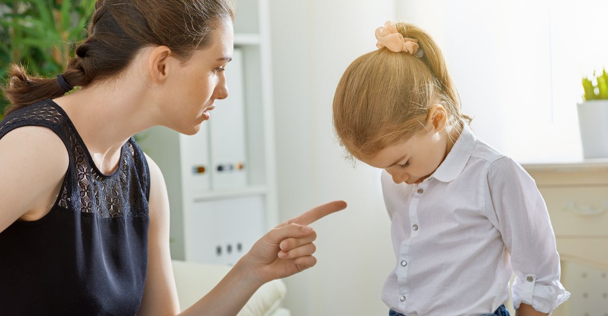 Una mamma sgrida la figlia piccola.