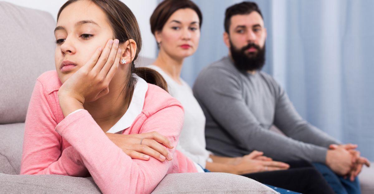 Una bambina imbronciata e due adulti confusi.