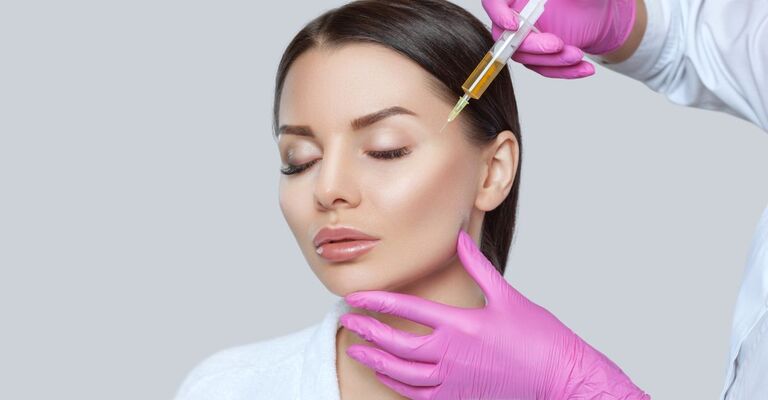 Una donna si sottopone a un trattamento di medicina estetica con PRP.