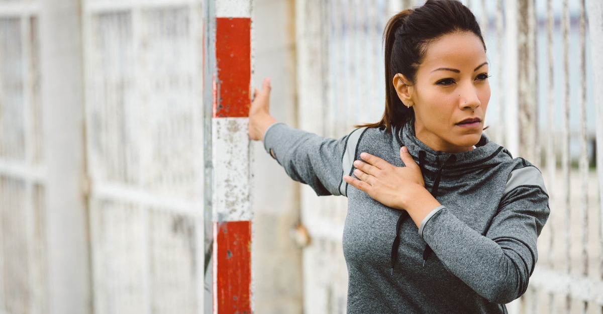 Una donna esegue lo stretching ai pettorali.