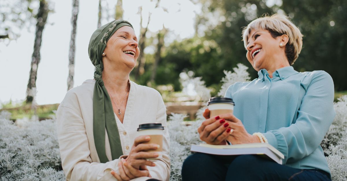 Due donne che sorridono.