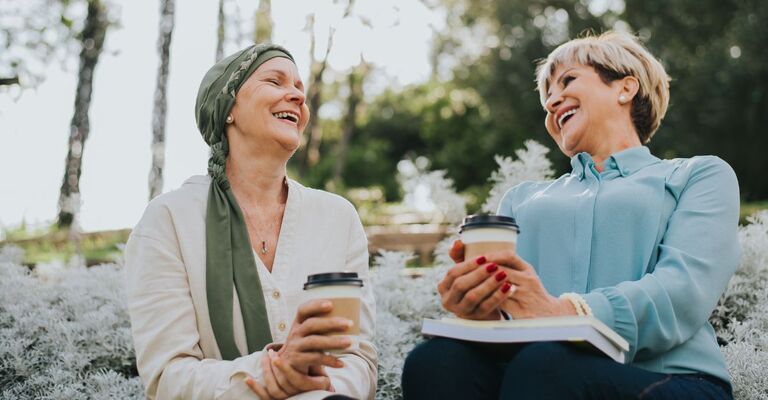 Due donne che sorridono.