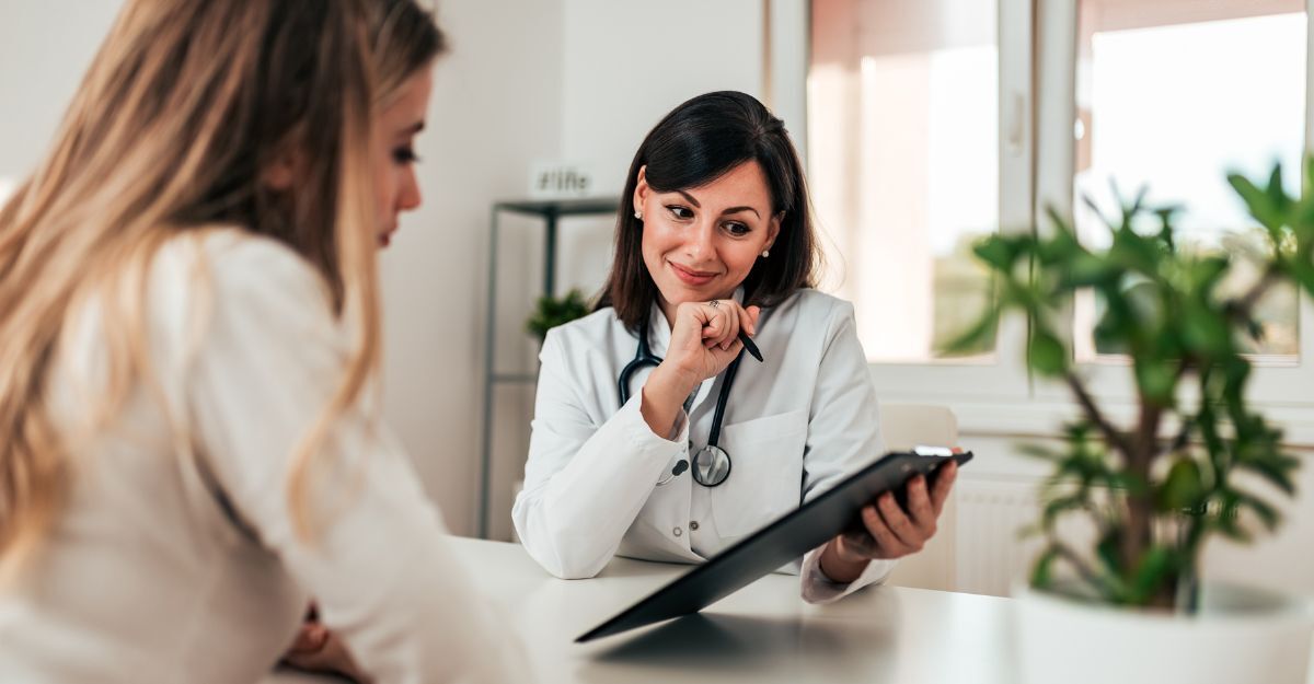 Una dottoressa parla con una paziente.