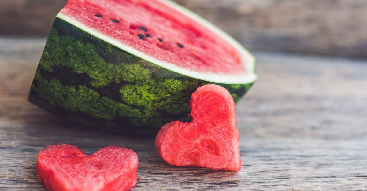 Un'anguria tagliata a forma di cuore.